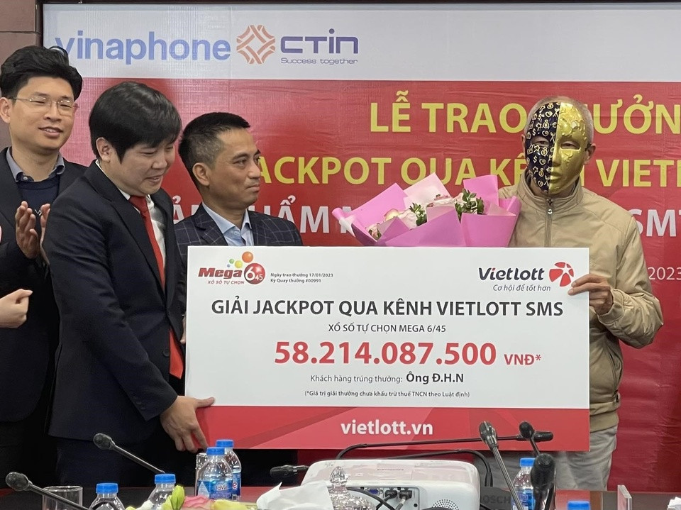 Ngày 17/1, Vietlott tổ chức trao thưởng cho chủ nhân giải Jackpot trị giá 58,214 tỷ đồng. Khách hàng may mắn là ông Đ.H.N. (ở Ba Đình, Hà Nội). Ảnh: Vietlott.