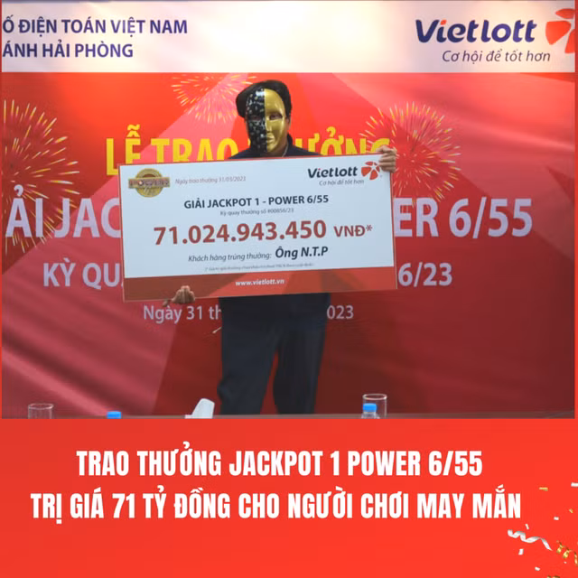 Theo đại diện Vietlott, từ đầu năm đến nay, Jackpot liên tiếp "nổ", trong đó nhiều giải có trị giá trúng thưởng lên đến gần 100 tỷ đồng. Gần đây nhất, tại kỳ quay số mở thưởng lần thứ 856 của loại hình xổ số tự chọn Power 6/55, Vietlott tìm thấy 1 tấm vé trúng giải Jackpot 1 trị giá 71 tỷ đồng. Ảnh: Vielott