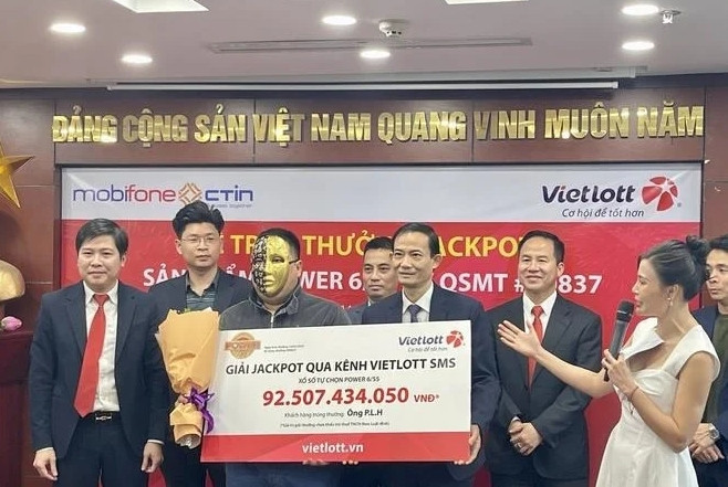 Sau khi thực hiện nghĩa vụ thuế thu nhập cá nhân 10% nộp vào ngân sách địa phương, ông P.L.H thực lĩnh hơn 83,2 tỷ đồng. Người may mắn cũng dành 500 triệu đồng ủng hộ cho các hoạt động an sinh xã hội. Ảnh: Zing