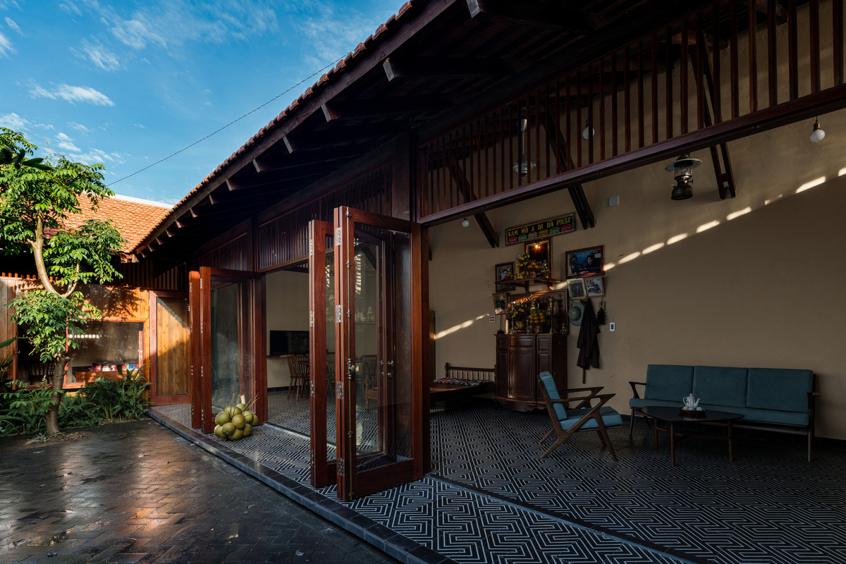 Hong ngu House được xây trên khu đất rộng 119 m2 tại TP Hồng Ngự, tỉnh Đồng Tháp. Nơi đây từng tọa lạc một ngôi nhà sàn cũ, có từ năm 1968. Tuy nhiên, theo thời gian, căn nhà không còn phù hợp với cuộc sống hiện đại.