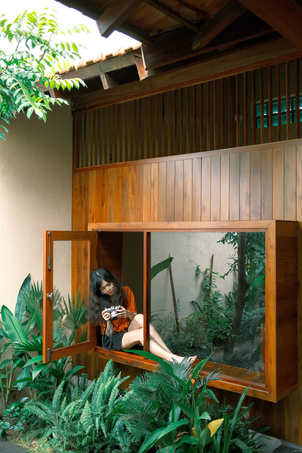 Cửa sổ phòng ngủ cũng được tận dụng làm nơi nghỉ ngơi, thư giãn.