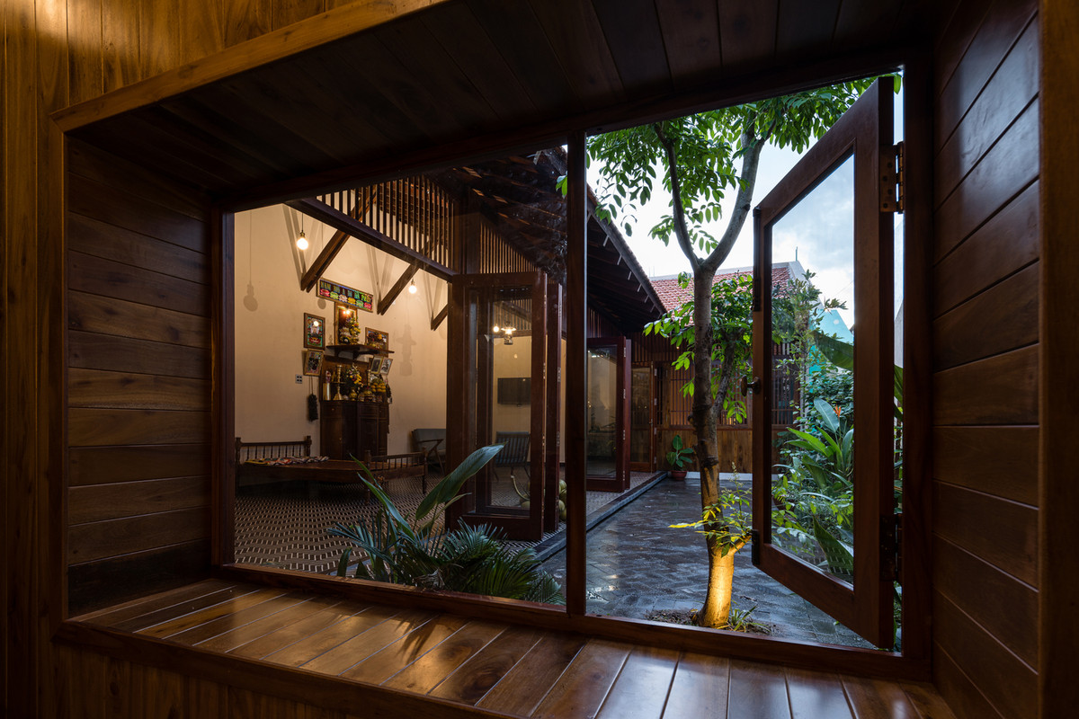 Thiết kế theo lối truyền thống nên thay vì làm giếng trời, kiến trúc sư sử dụng hệ thống nan gỗ ở phần lề phía trên cửa giúp lấy gió và ánh sáng.