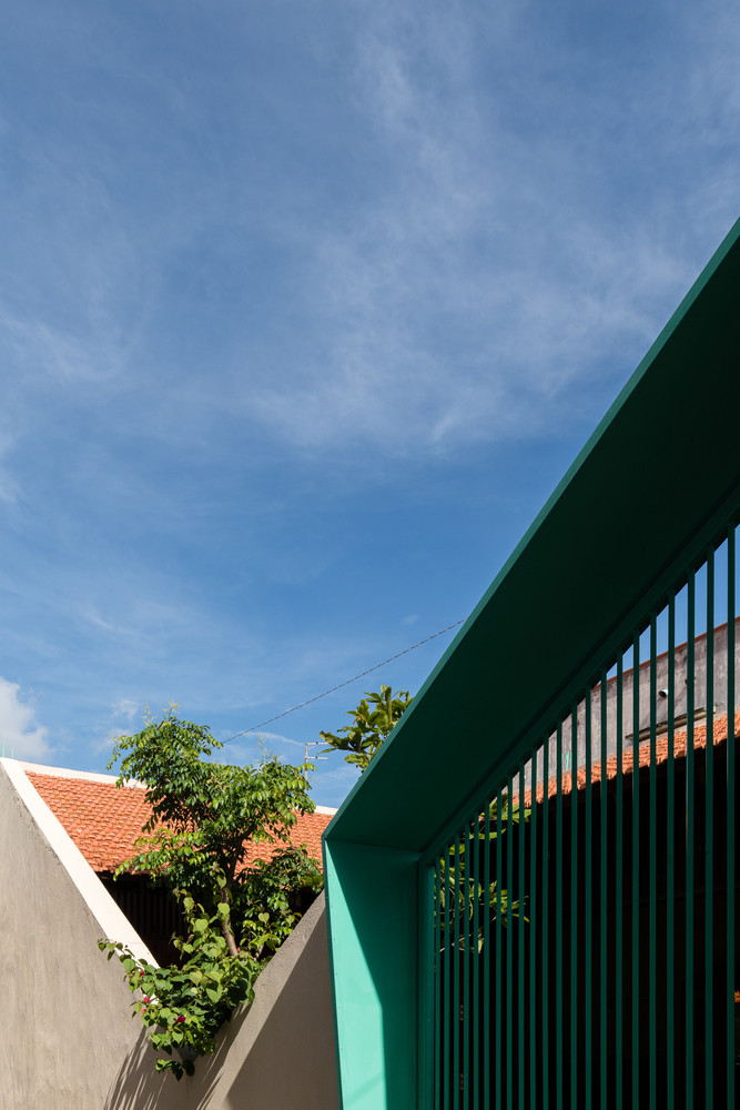 Tường rào được hạ thấp theo độ dốc mái, vừa đủ riêng tư nhưng cũng không quá tách biệt.