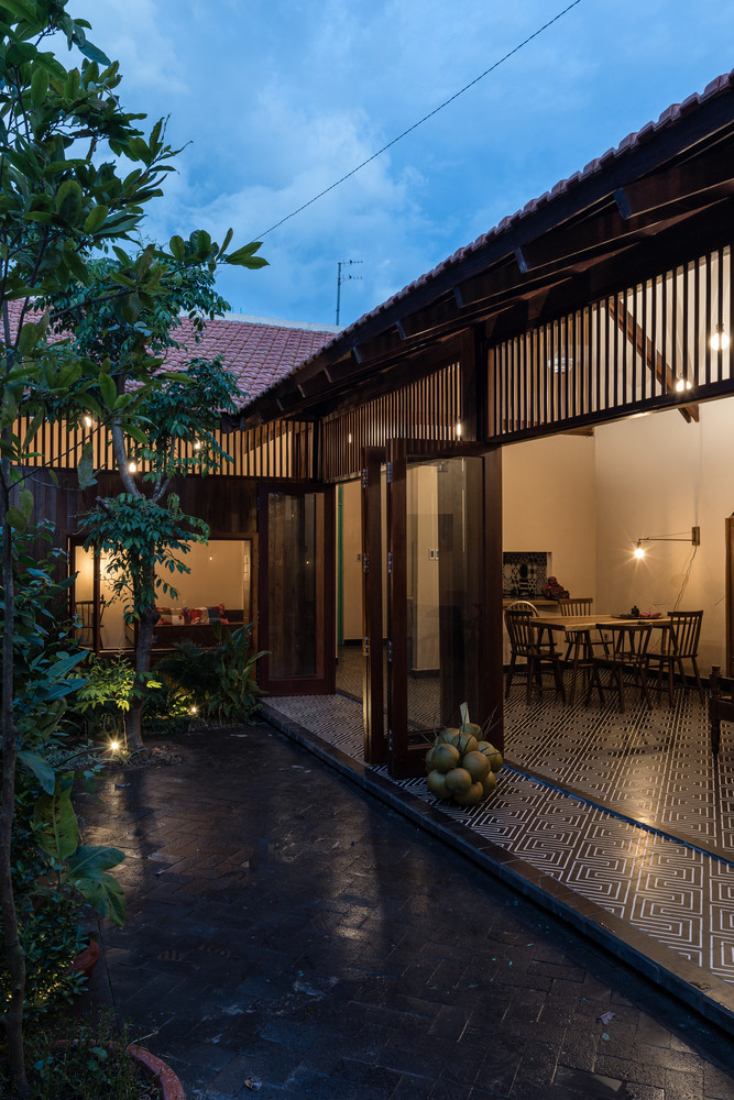 Do đó, kiến trúc sư thiết kế một ngôi nhà cấp 4 mái ngói 3 gian 2 trái.