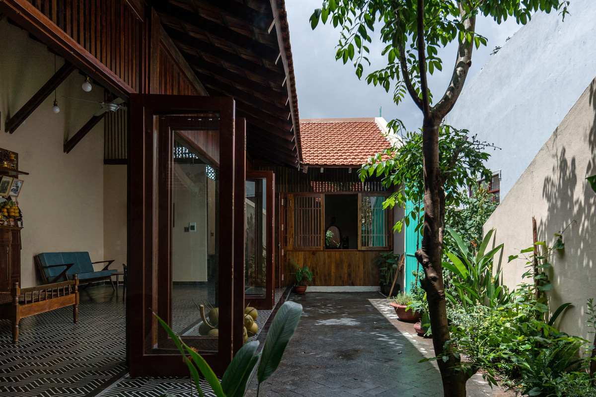 Là một kiến trúc sư, người con trai thiết kế một ngôi nhà mới dành tặng bố mẹ. Anh mong muốn tạo nên một không gian gần gũi, ấm cúng, khắc phục các vấn đề của nhà cũ và mang một màu sắc mới mẻ so với phong cách thường thấy ở khu dân cư.