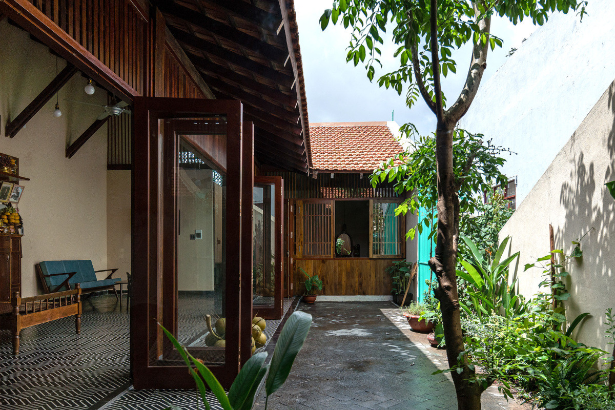 Phần mái hiên như một khoảng đệm liên kết từ ngoài sân vào trong nhà.