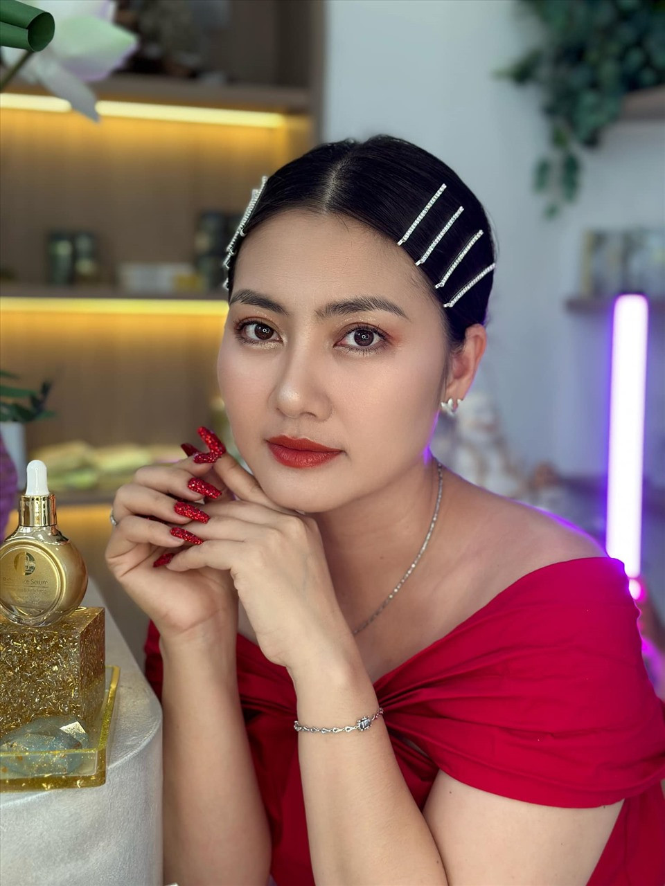 Hậu ly hôn với Thanh Bình năm 2019, Ngọc Lan vẫn tích cực tham gia các hoạt động nghệ thuật, tận hưởng cuộc sống vui sẻ, sung túc cùng cậu con trai Louis. Ảnh: FBNV