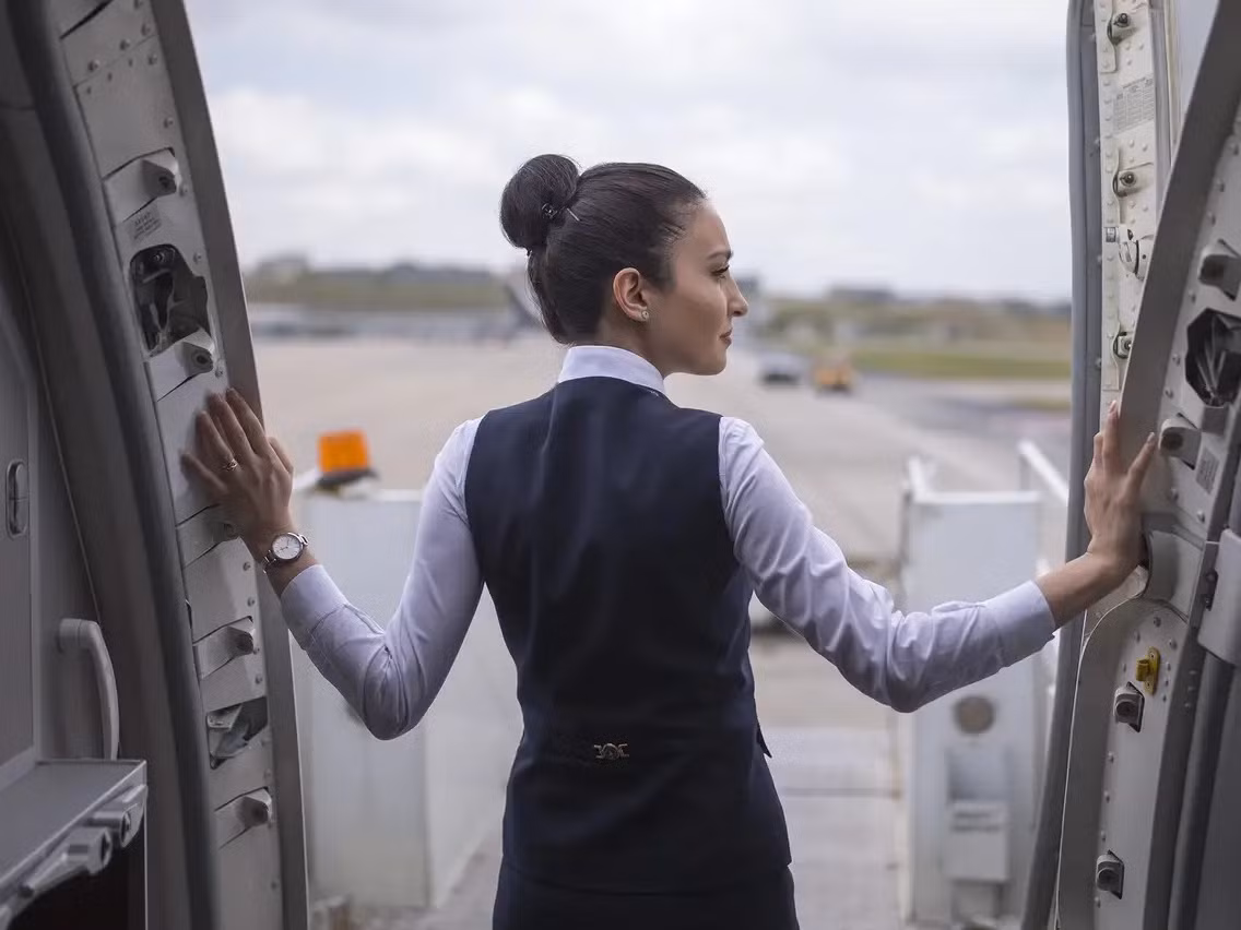 Ngoài những đặc quyền trên, những tiếp viên hàng không này phải đáp ứng nhiều tiêu chuẩn khắt khe trong công việc và cực kỳ căng thẳng.