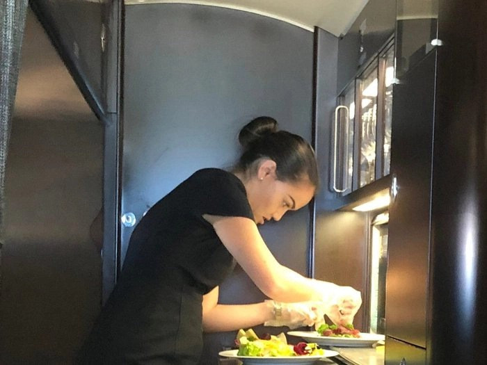 Và tất nhiên, khi trở thành tiếp viên hàng không cho giới siêu giàu, đôi khi không phải lúc nào cũng có một ngày nghỉ trọn vẹn. Nguồn ảnh: Getty