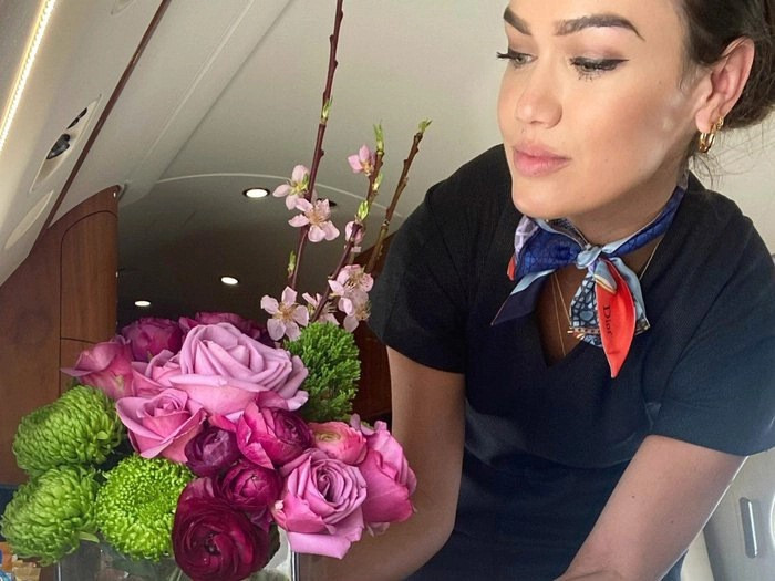 Trước mỗi chuyến bay, tiếp viên phải nghiên cứu thật kỹ hành khách của mình để biết họ là người thế nào. Họ phải nắm cả thức uống, món ăn ưa thích, hay thậm chí các loài hoa khiến hành khách ưng mắt để chuẩn bị trước.