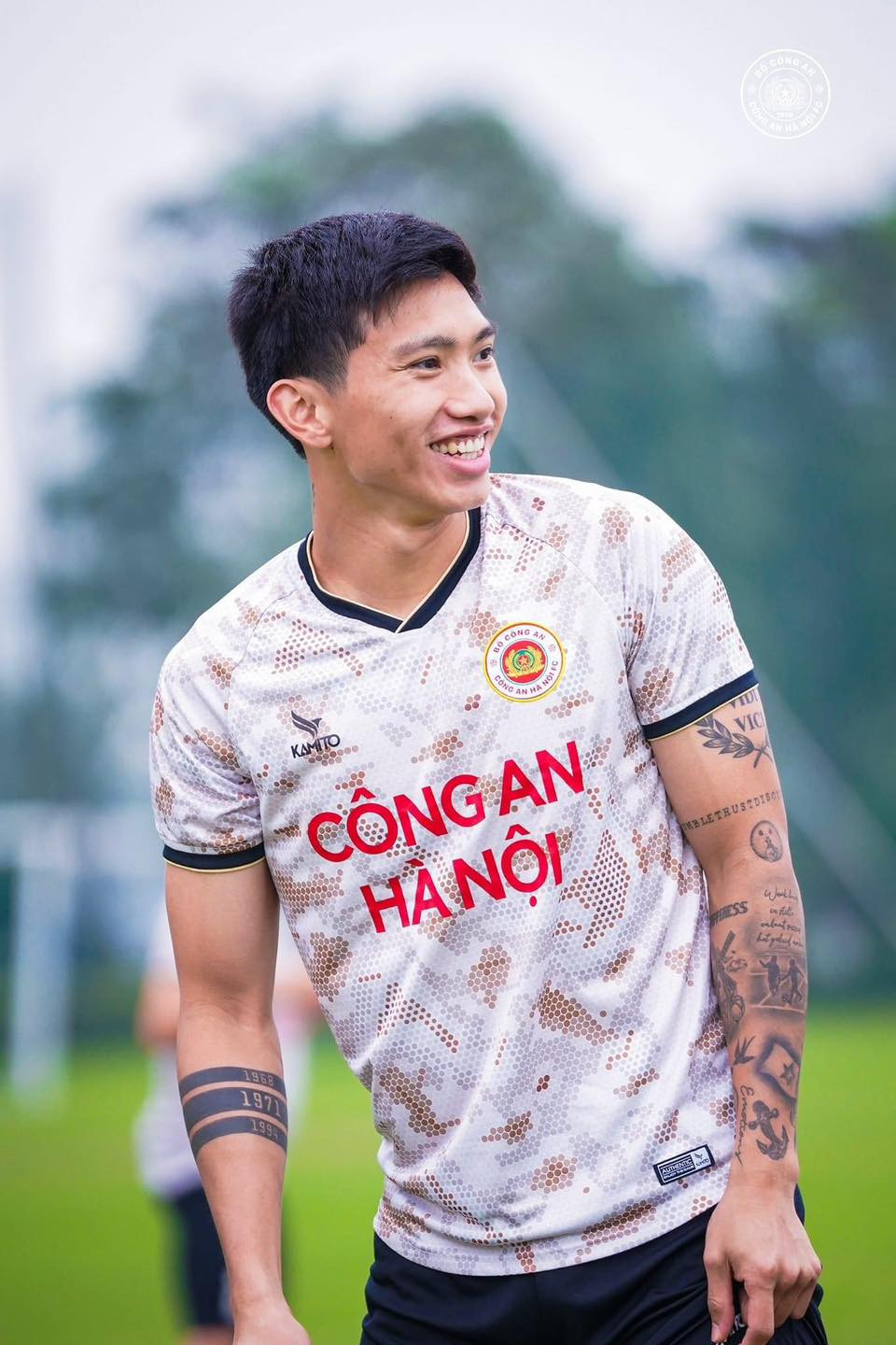 Ngoài thi đấu trên sân cỏ, Đoàn Văn Hậu còn đầu tư kinh doanh. Nam cầu thủ có một thương hiệu thời trang riêng, thiết kế nhiều sản phẩm mang tên mình và tự làm mẫu cùng bạn gái Doãn Hải My.