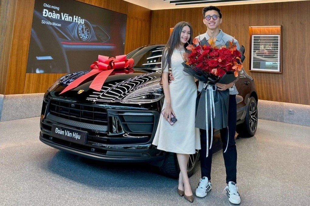 Tháng 5/2023, Đoàn Văn Hậu và bạn gái Doãn Hải My khoe xe sang mới tậu 5 tỷ đồng khiến nhiều khán giả trầm trồ.
