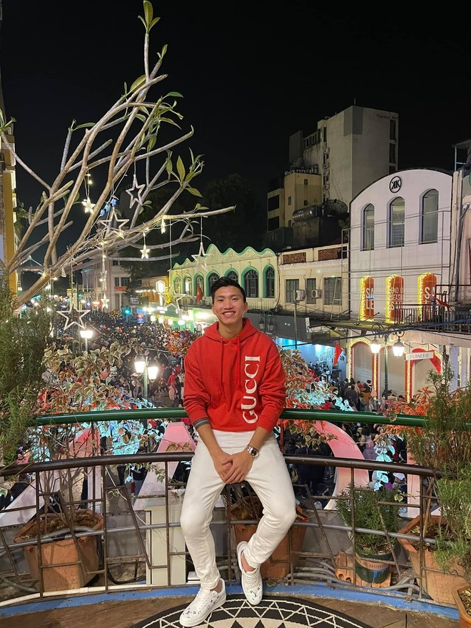 Đoàn Văn Hậu còn diện đồ hiệu từ quần áo, giày dép đến đồng hồ đắt tiền.