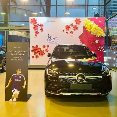 Năm 2020, Đoàn Văn Hậu mua Mercedes-Benz GLC 300 trị giá khoảng 2,57 tỷ đồng.