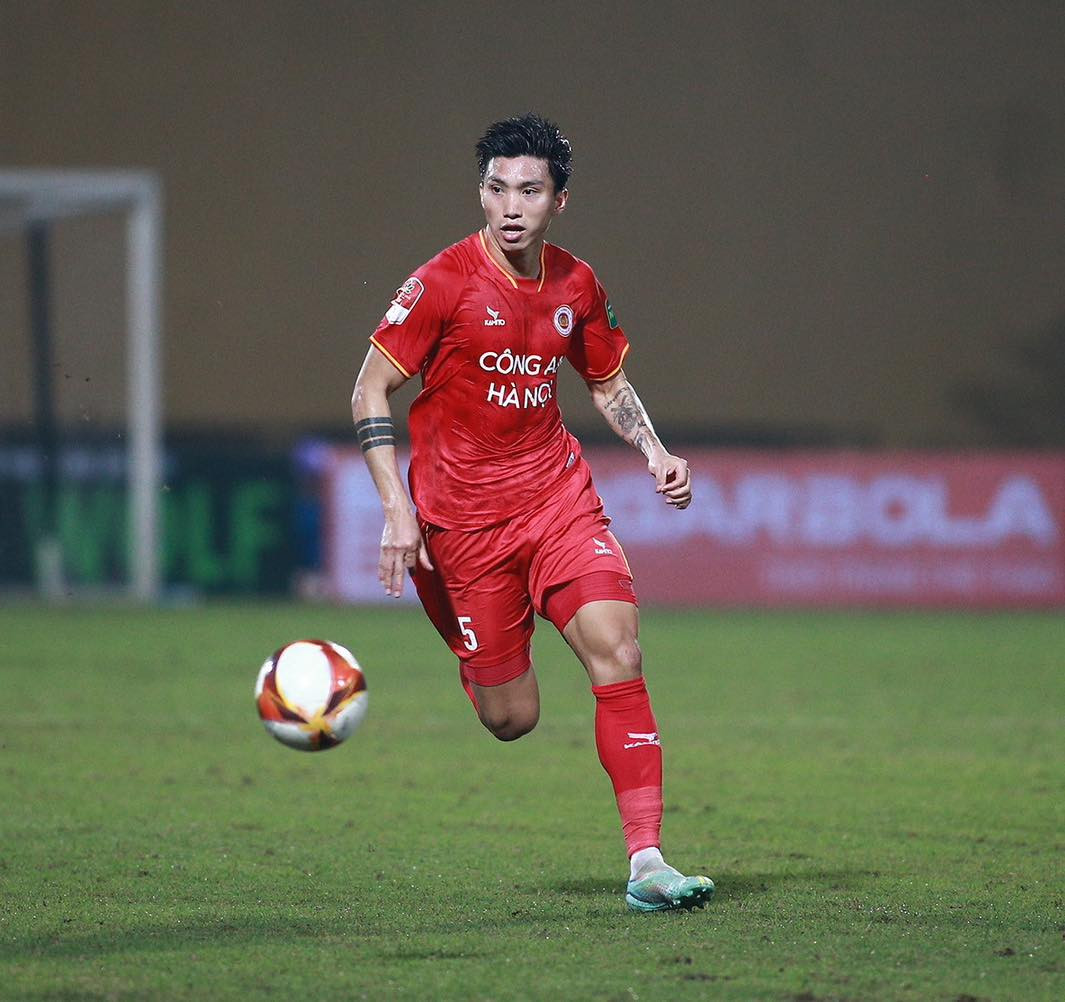 Tháng 12/2022, hậu vệ Đoàn Văn Hậu chia tay Hà Nội FC để chuyển sang đầu quân cho CLB CAHN theo hợp đồng kéo dài 2 năm. Mức lương không được tiết lộ, nhưng theo nhiều nguồn tin, Đoàn Văn Hậu hưởng mức lương lên tới 100 triệu đồng/tháng.