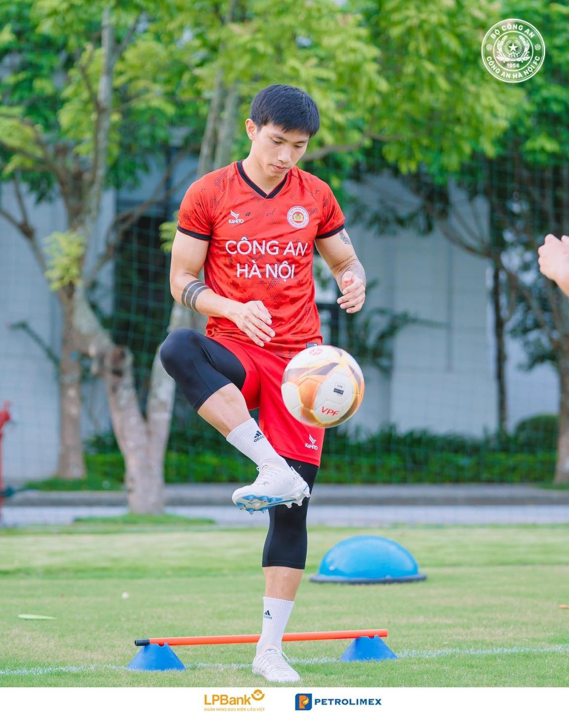 Số tiền lót tay của cầu thủ gốc Thái Bình cũng ở mức hàng tỷ đồng. Theo đó, hậu vệ sinh năm 1999 trở thành cầu thủ nội hưởng lương cao nhất V.League 2023.