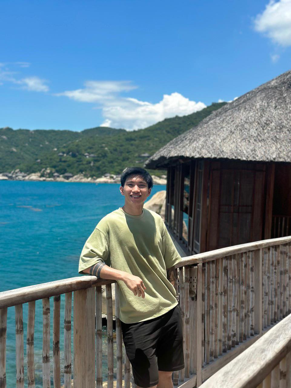 Nam cầu thủ sinh năm 1993 từng trở thành cầu thủ Việt Nam đầu tiên sang Hà Lan thi đấu (khoác áo SC Heerenveen). Thời điểm đó, mức lương của Đoàn Văn Hậu tại CLB Hà Lan SC Heerenveen khoảng 450.000 euro/năm (tương đương khoảng 11,6 tỷ đồng) trước thuế.