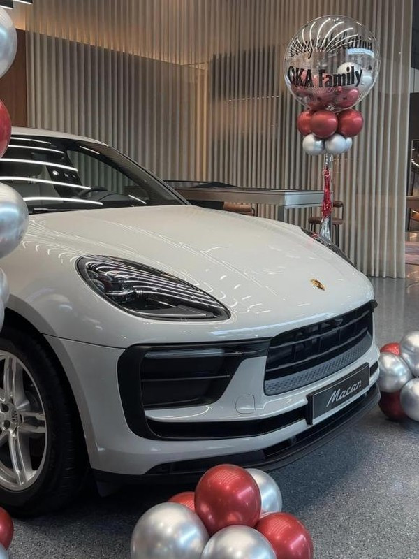 Đó là chiếc Porsche Macan thuộc dòng xe sang, nhập nguyên chiếc về Việt Nam với giá từ 2,9 - 4,7 tỷ đồng tùy phiên bản. Kiều Anh cho biết tậu xe để phục vụ cho những chuyến đi chơi xa của gia đình. Ảnh: FBNV