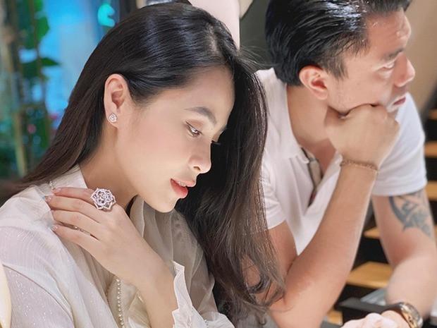 Bên cạnh đó, vợ chồng ca nương Kiều Anh còn có sở thích chơi đồng hồ hàng hiệu. Cặp đôi sở hữu nhiều mẫu đồng hồ giá trị hàng trăm triệu đến cả tỷ đồng. Ảnh: Thethaovanhoa