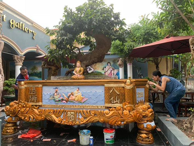 Trước đó, một đại gia Quảng Ninh cũng dát vàng cho chậu mai vàng Yên Tử giá “triệu đô” thu hút sự chú ý của giới chơi cây cảnh. Ảnh: Dân Việt