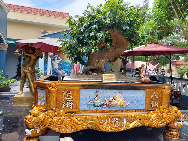 Các chữ nổi và bố cục chính đều được dát vàng với tổng chi phí làm chậu gần 100 triệu đồng. Ảnh: Dân Việt