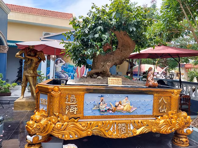 Các chữ nổi và bố cục chính đều được dát vàng với tổng chi phí làm chậu gần 100 triệu đồng. Ảnh: Dân Việt