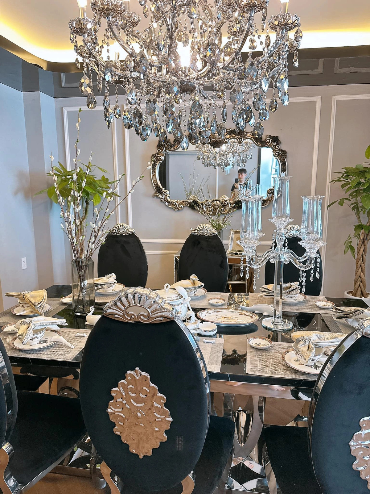 Nhà mới của Nguyên Vũ mang phong cách hiện đại, màu đen làm chủ đạo.