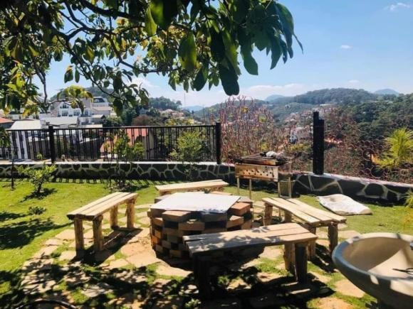 Sân vườn rộng rãi, bài trí nhiều bàn ghế và có thể tổ chức tiệc ngoài trời.