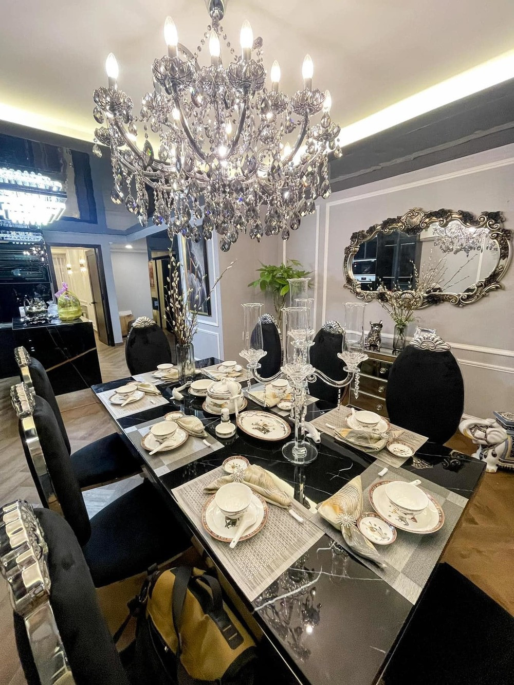 Có thể thấy, Nguyên Vũ đã sử dụng những vật dụng trang trí sang trọng, tinh tế nhất.