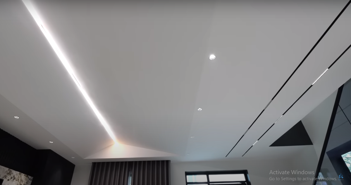 Trần cao, sơn màu trắng và được vát, tạo cảm giác thông thoáng hơn.