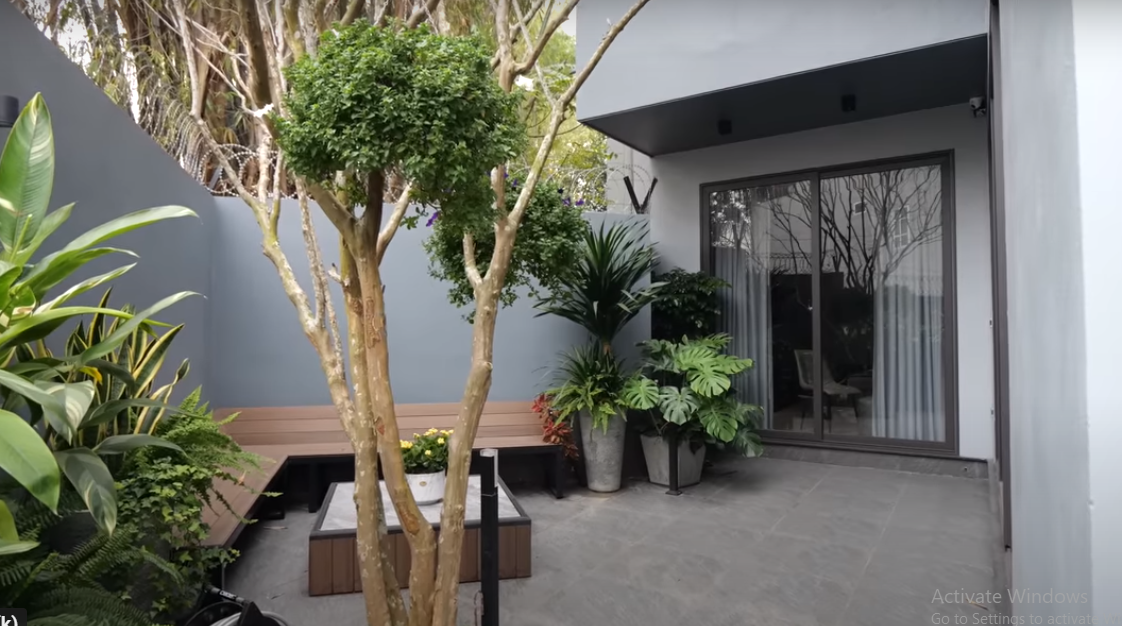 Bên hông nhà còn có một khoảng sân để thư giãn, thưởng trà.