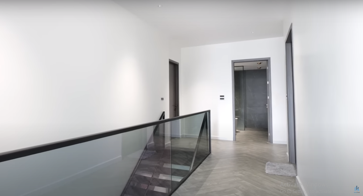 Trên tầng 2 có hành lang lớn cùng 2 phòng ngủ, phòng làm việc là một nhà vệ sinh chung.