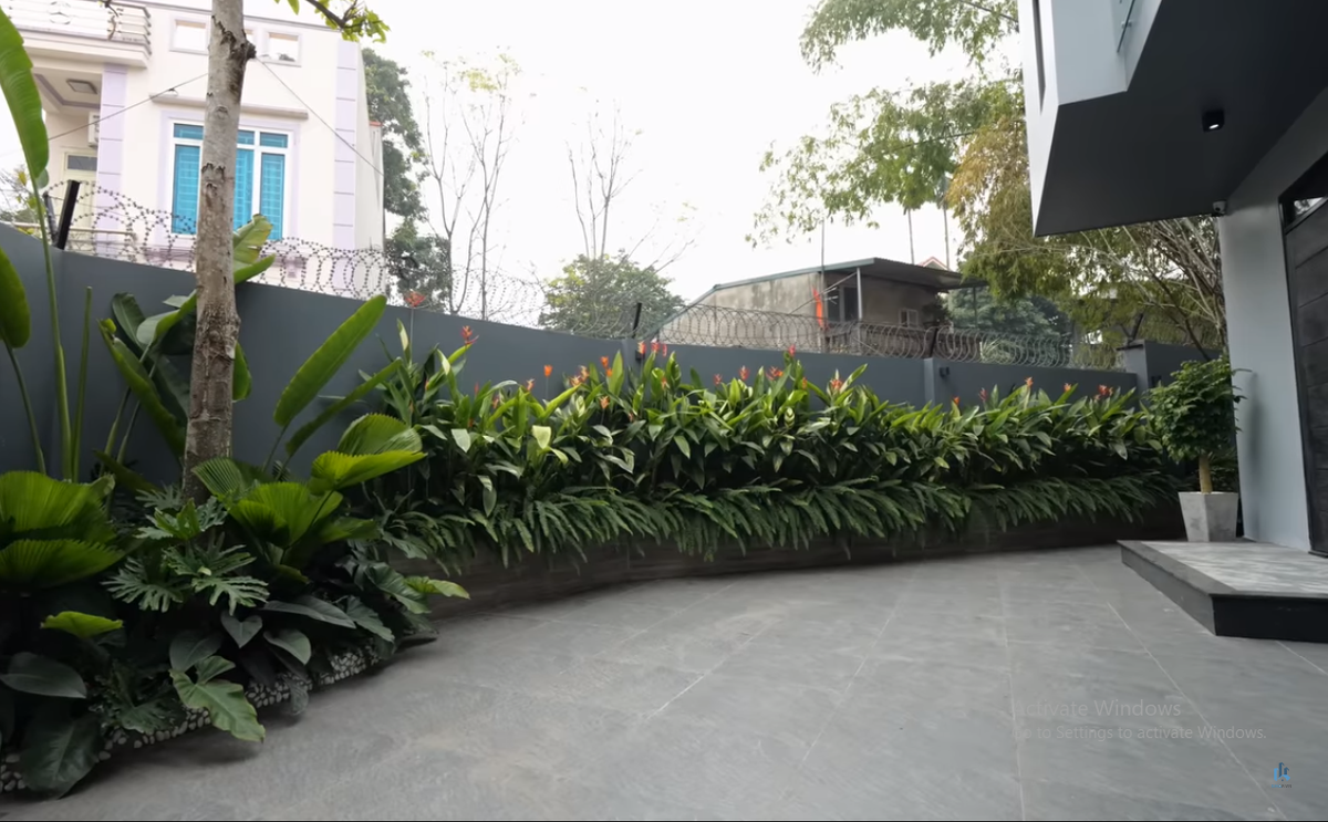 Khu đất có diện tích khoảng 200m2, diện tích xây dựng 1 sàn chỉ khoảng hơn 100m2, còn lại là không gian dành cho sân vườn.