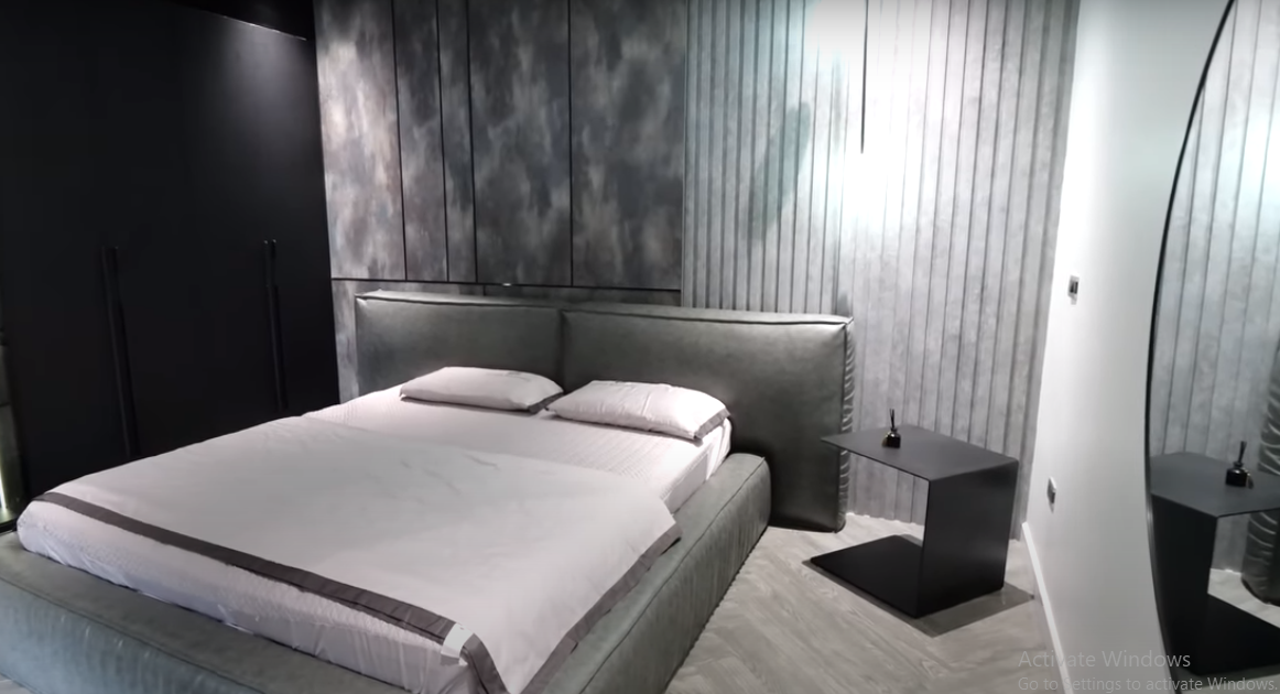 Tại tầng 1 còn có một phòng ngủ với sắc đen xuyên suốt.