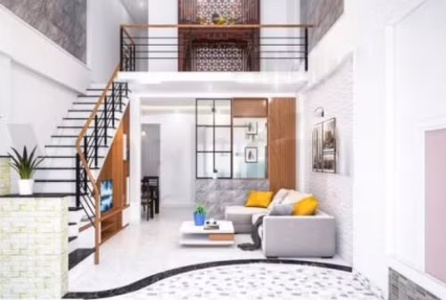 Với nhà cấp 4 có phòng thờ, bàn thờ nên đặt ở trên gác, ngay vị trí trung tâm ngôi nhà. Ảnh: Gialongconstruction