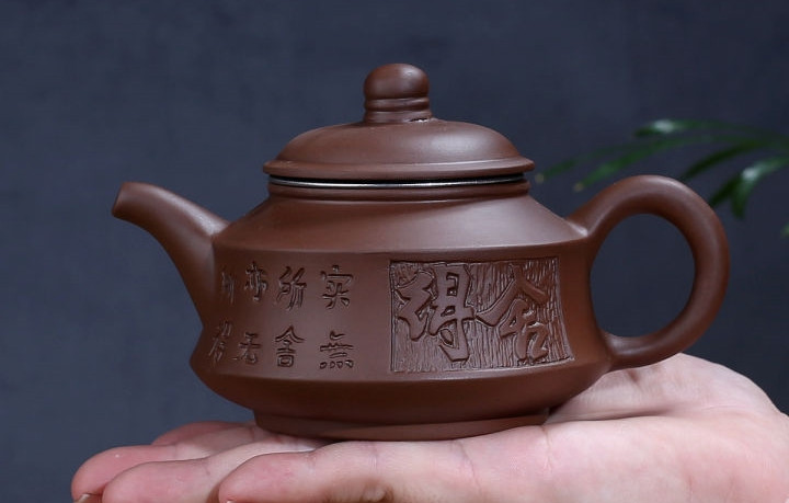 Cụ thể, một ấm trà tử sa phổ thông có giá khoảng 150 USD (khoảng 3,4 triệu đồng), nhưng những chiếc được làm cầu kỳ có thể lên đến 90.000 USD (khoảng 2 tỷ đồng). Ảnh: Lazada