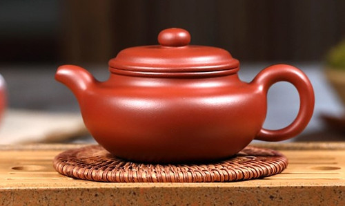 Đáng chú ý, giới sành trà lâu năm đặc biệt quan tâm tới ấm trà tử sa Yixing của Trung Quốc. Những chiếc ấm nhỏ màu đất không tráng men này thể hiện vẻ đẹp của thiên nhiên với đường chạm khắc tinh xảo. Tuy nhiên, giá một ấm trà tử sa Yixing thường bằng cả một tài sản khổng lồ. Ảnh: Gốm sứ Bảo Khánh