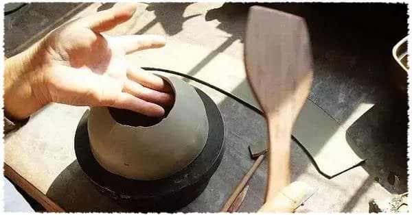 Bước quan trọng tiếp theo là vo tròn đất sét thành hình trụ và dùng phới gỗ vỗ nhẹ thành hình dạng cần thiết. Ảnh: Internet