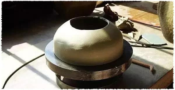 Do thân ấm làm thủ công hoàn toàn nên cần một thời gian dài vỗ chậm và quá trình này không đơn giản. Nó phải được lặp lại trong nhiều bước, liên tục điều chỉnh trong khi vỗ nhẹ mới có thể đạt được hình dạng mong muốn. Ảnh: Internet