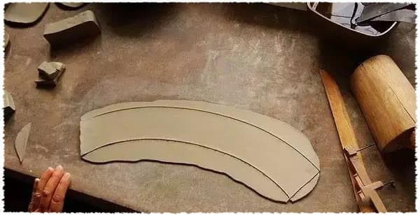 Kế đến, người thợ làm đất sét thành miếng dài, dùng dụng cụ khắc theo chiều rộng, chiều dài và vòng cung, sau đó cắt thành hình dạng mong muốn. Ảnh: Trongtinbattrang