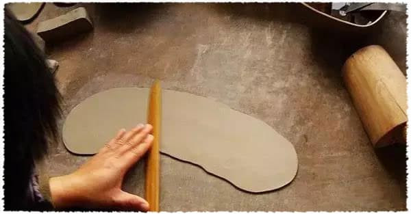 Những chiếc ấm trà tử sa của Trung Quốc được làm hoàn toàn thủ công. Sau khi các khoáng chất được khai thác, người thợ phơi chúng dưới trời nắng và nghiền chúng thành bột, sau đó biến chúng thành dạng đất sét. Ảnh: Trongtinbattrang