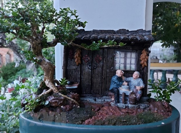 Quá trình tạo bonsai tí hon đòi hỏi nhiều công đoạn, nhưng khó nhất vẫn là tạo bộ rễ và thân cây do nó quá nhỏ cần phải chăm chút tỉ mỉ. Ảnh: Vietnamplus