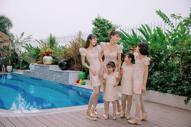 Trước đó, Vũ Thu Phương từng hé lộ căn biệt thự của gia đình có bể bơi ngoài trời, sân vườn rộng rãi.