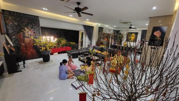 Trên trang cá nhân, Vũ Thu Phương vừa đăng tải loạt ảnh quây quần bên gia đình, qua đó hé lộ cơ ngơi cực khủng.