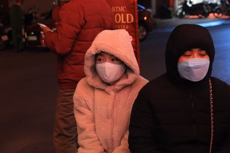 Sáng sớm 31/1, khi trời còn tối phía truớc các cửa hàng vàng, trang sức tại phố Trần Nhân Tông (Hà Nội) đã có nhiều người dân tới xếp hàng để mua vàng cầu may trong ngày Vía Thần Tài. 