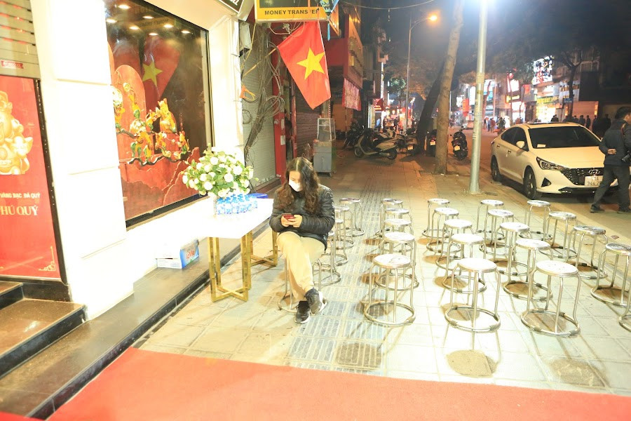 Chị Hảo cho biết, chị khá bất ngờ vì năm nay lượng khách tới mua vàng ít hơn mọi năm. "Năm nay vì thời tiết đẹp lên tôi đi muộn hơn mọi năm, tôi hơi bất ngờ vì năm nay mọi người không tập trung đông như mọi khi", chị Hảo cho biết và chia sẻ năm nay chị chỉ mua khoảng 2-3 chỉ vàng.