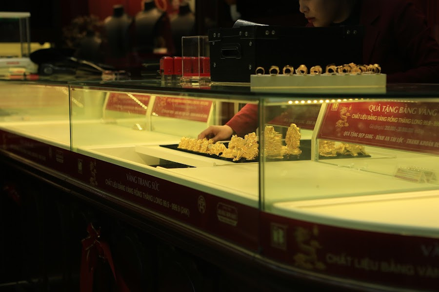 Theo chị Nguyễn Thị Thanh Loan (45 tuổi, quận Ba Đình) cho biết, sỏ dĩ chị đi sớm mua vàng vì để về kịp làm lễ cúng Thần Tài. Chị Loan chia sẻ giờ cúng Thần Tài tốt nhất là từ 7h -9h sáng.