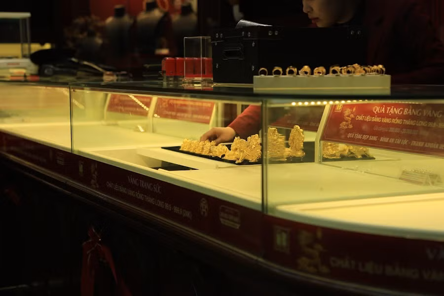 Theo chị Nguyễn Thị Thanh Loan (45 tuổi, quận Ba Đình) cho biết, sỏ dĩ chị đi sớm mua vàng vì để về kịp làm lễ cúng Thần Tài. Chị Loan chia sẻ giờ cúng Thần Tài tốt nhất là từ 7h -9h sáng.