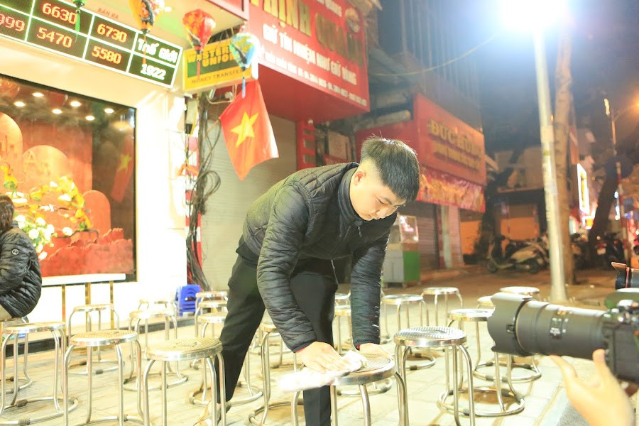 Nhiều người dân đặc biệt là những người làm kinh doanh quan niệm mua vàng trong ngày Vía Thần Tài (10/10) sẽ đem lại may mắn và tài lộc trong cả năm. Chính vì nhu cầu mua lấy may nên đa số không quan tâm tới giá cả.