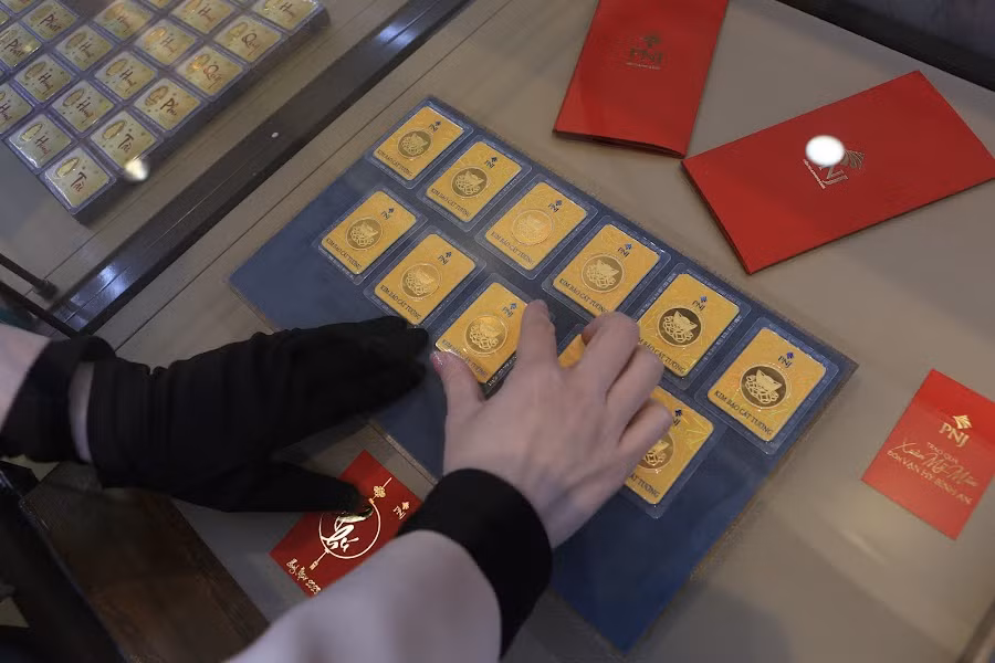 Một trong những khách hàng mua được vàng sớm nhất tại khu vực phố Trần Nhân Tông là anh Đào Việt Dương (Hai Bà Trưng).